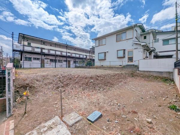 横浜市青葉区梅が丘の新築一戸建の前面道路含む現地写真|閑静な住宅街♪
前面道路が広いので、安心して駐車可能です！