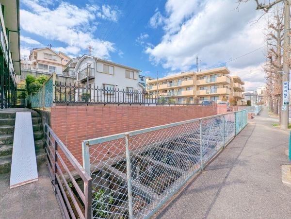 横浜市青葉区梅が丘の新築一戸建の前面道路含む現地写真|同仕様物件のご案内をさせて頂きます。
お車でご自宅まで送迎承ります。