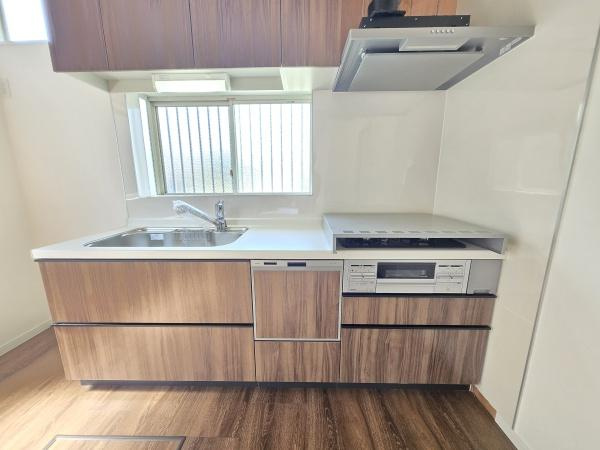 横浜市金沢区瀬戸の中古一戸建のキッチン|食洗器付きなのは家事の負担を軽減してくれる嬉しいポイント♪
広々としたキッチンはお子様と並んでお料理できます。