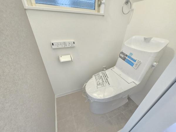 横浜市金沢区瀬戸の中古一戸建のトイレ|清潔感のある内装のすっきりとしたデザインのトイレです。
水周りが綺麗だと安心ですね。
