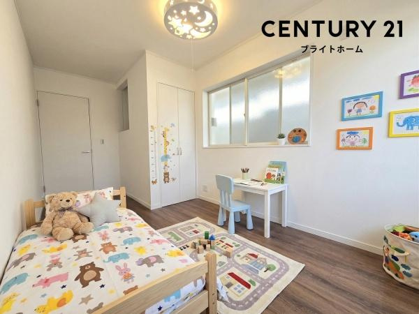 横浜市金沢区瀬戸の中古一戸建の洋室|本画像はAIがCGで家具作成しており、実際の現地に家具は設置されておりません。また、販売価格に家具等は含まれておりません。
