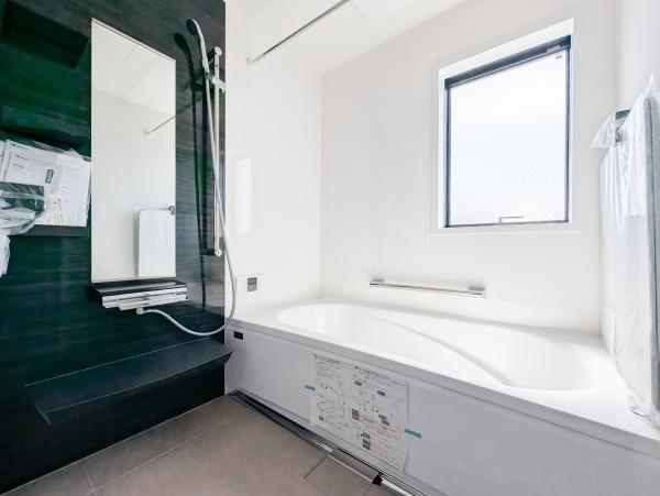 横浜市旭区白根６丁目の新築一戸建の前面道路含む現地写真|車通りが少ない為、小さなお子様にも安心です。
是非一度、現地へ起こしください。