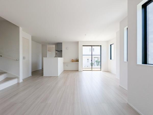 横浜市旭区白根６丁目の新築一戸建の居間・リビング|明るいLDK！！
陽当たり良好です。
