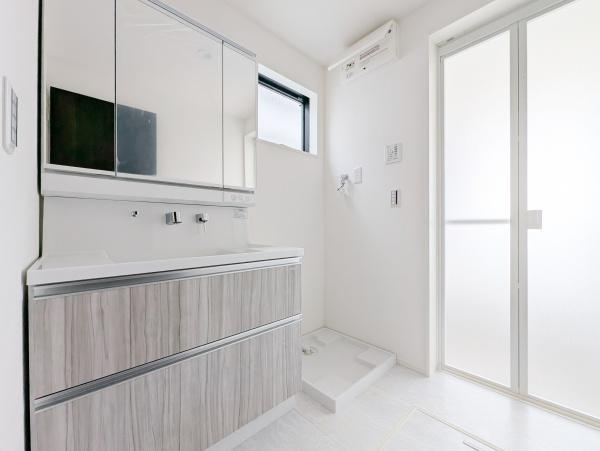 横浜市旭区白根６丁目の新築一戸建の前面道路含む現地写真|同仕様物件のご案内をさせて頂きます。
お車でご自宅まで送迎承ります。