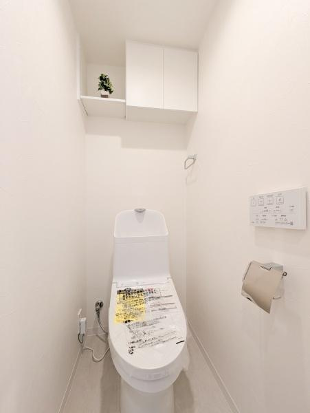 日商岩井鶴見マンションのトイレ|清潔感のある内装のすっきりとしたデザインのトイレです。
水周りが綺麗だと安心ですね。
