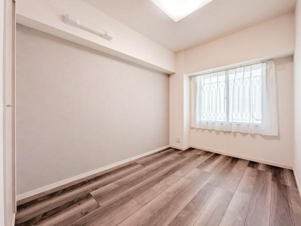 日商岩井鶴見マンションの洋室|窓からの光が嬉しい洋室です。
収納もあり、荷物が多い方にも安心です♪