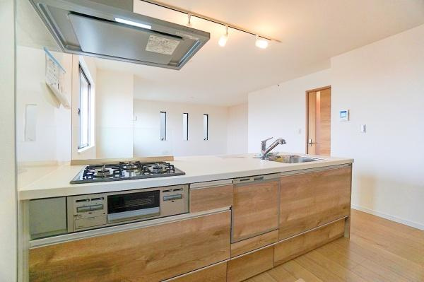 横浜市神奈川区神之木台の新築一戸建の内観：施工例|同仕様のキッチンです！
食器洗機付きになります！
設備、収納充実のキッチンです。
