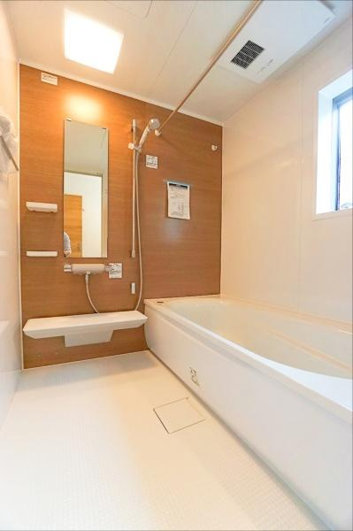 横浜市神奈川区神之木台の新築一戸建の内観：施工例|同仕様の浴室です。
広々としたバスルームで一日の疲れを癒して下さい。
もちろん浴室換気乾燥暖房機付きです。