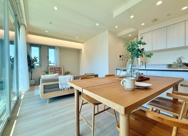 パークホームズ二子玉川ヒルトップの居間・リビング|キッチンからリビングダイニングまで見渡せて、ご家族のコミュニケーションも取りやすい間取りです♪※CGにて家具等の配置をしております。なお家具等は販売価格には含まれておりません。