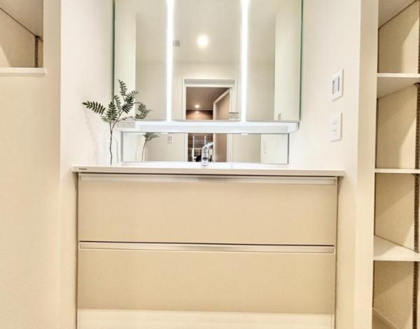 【独立洗面台】 | パークホームズ二子玉川ヒルトップ | 十分な大きさの洗面台は収納力大。身だしなみチェックや歯磨きなど、朝の慌ただしい時間でも余裕とゆとりを感じられます♪