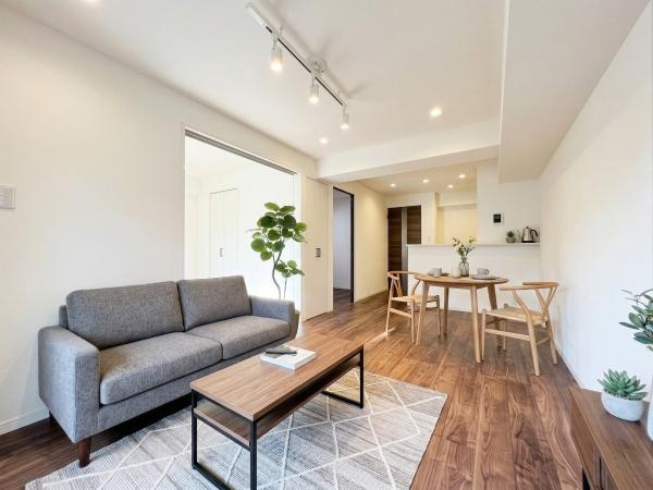 【居間・リビング】 | シャンボール二子玉川園 | キッチンからリビングダイニングまで見渡せて、ご家族のコミュニケーションも取りやすい間取りです♪※CGにて家具等の配置をしております。なお家具等は販売価格には含まれておりません。