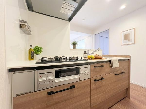 【キッチン】 | シャンボール二子玉川園 | キッチンスペースは広々しており、調理の効率が上がる３口コンロに、食洗器もついており、家事もはかどります♪※CGにて家具等の配置をしております。なお家具等は販売価格には含まれておりません。
