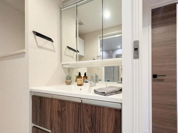 【独立洗面台】 | シャンボール二子玉川園 | 十分な大きさの洗面台は収納力大。身だしなみチェックや歯磨きなど、朝の慌ただしい時間でも余裕とゆとりを感じられます♪※CGにて家具等の配置をしております。なお家具等は販売価格には含まれておりません。