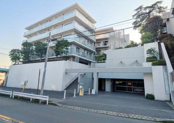 ピアースコード二子玉川の外観|日が当たり、あたたかながらもスタイリッシュなたたずまいです！