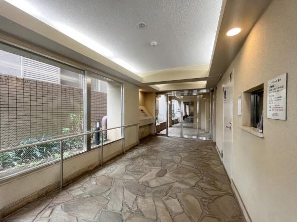 クオス宮崎台のエントランス|オートロックでセキュリティ面も安心です。