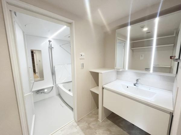 【独立洗面台】 | クオス宮崎台 | 十分な大きさの洗面台は収納力大。身だしなみチェックや歯磨きなど、朝の慌ただしい時間でも余裕とゆとりを感じられます♪