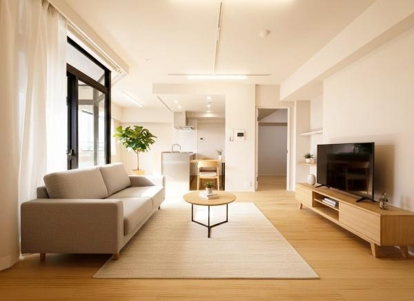 【居間・リビング】 | クオス宮崎台 | 大きな窓からは明るい陽が差し込みます♪
６階住戸につき、見晴らしも良く眺望良好です♪
※CGにて家具等の配置をしております。なお家具等は販売価格には含まれておりません。
