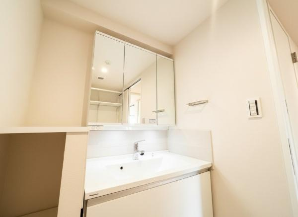 【独立洗面台】 | クオス宮崎台 | 十分な大きさの洗面台は収納力大。身だしなみチェックや歯磨きなど、朝の慌ただしい時間でも余裕とゆとりを感じられます♪