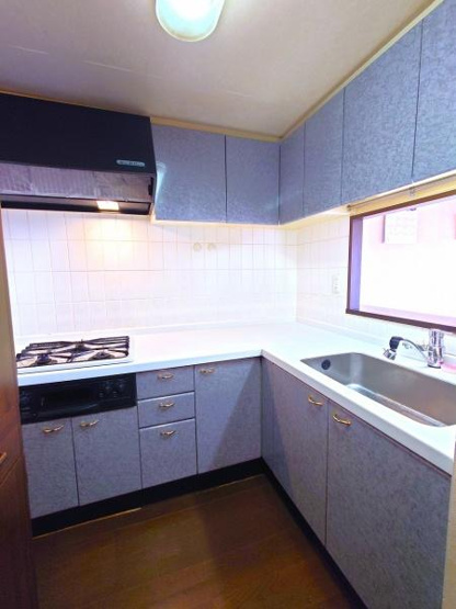 【キッチン】 | ヒルハイツたまプラーザ | キッチンスペースは広々しており、調理の効率が上がる３口コンロに、食洗器もついており、家事もはかどります♪※CGにて家具等の配置をしております。なお家具等は販売価格には含まれておりません。
