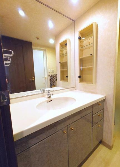 【独立洗面台】 | ヒルハイツたまプラーザ | 十分な大きさの洗面台は収納力大。身だしなみチェックや歯磨きなど、朝の慌ただしい時間でも余裕とゆとりを感じられます♪