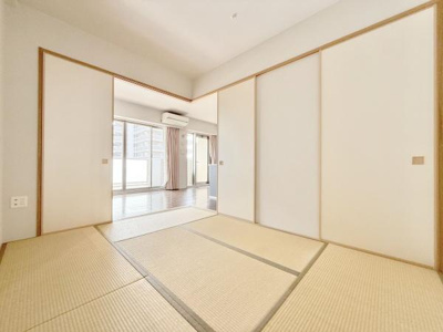 【和室】 | グランドパレス堺七道 | 和室の間の扉を開けることで、開放感あふれる空間に！
