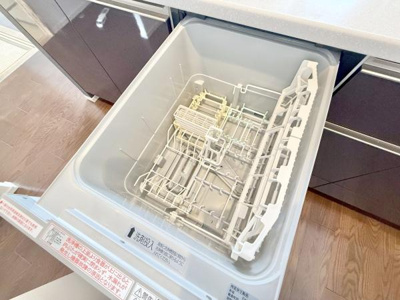 【キッチン】 | グランドパレス堺七道 | 食器洗乾燥機付きで家族の食器もピカピカ。後片付けもラクラクこなせて、日々の生活には欠かせない便利設備。環境にもママの手にも優しいのがうれしいですね。
