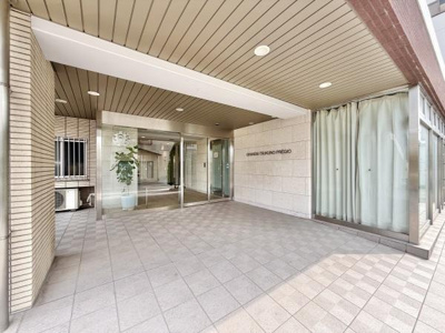 【エントランス】 |  グランディア津久野プレジオ | 流行に左右されず、将来にわたって価値が継続する「上質」な佇まい。親しみやすさといった暮らしを豊かにしてくれる住空間です。