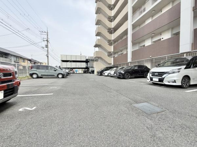 【駐車場】 |  グランディア津久野プレジオ | 幅の広い駐車場となっております♪お車の出し入れも楽々ですね♪