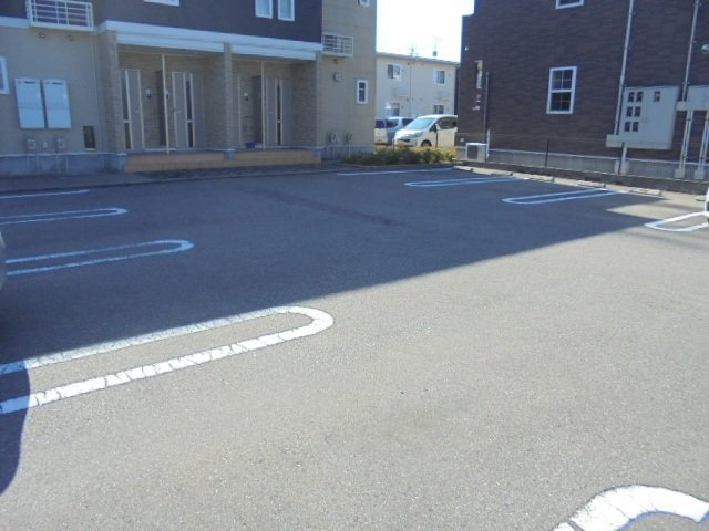 エトワ－ルの駐車場|駐車場があるので、車を買う予定の方も安心です