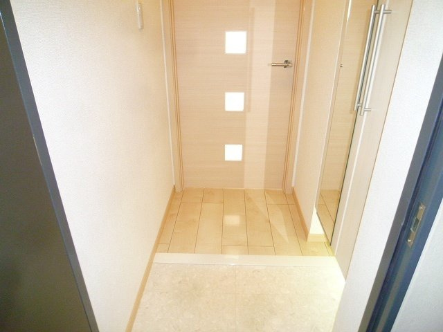 トーク鷹の羽Ⅲの玄関|収納もある玄関です