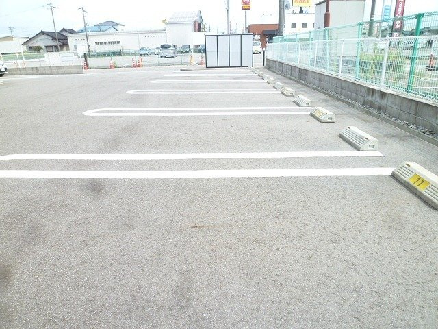 トーク鷹の羽Ⅲの駐車場|駐車場完備です