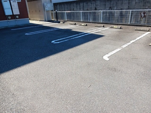 ソフテイルＥの駐車場|カースペースがあります
