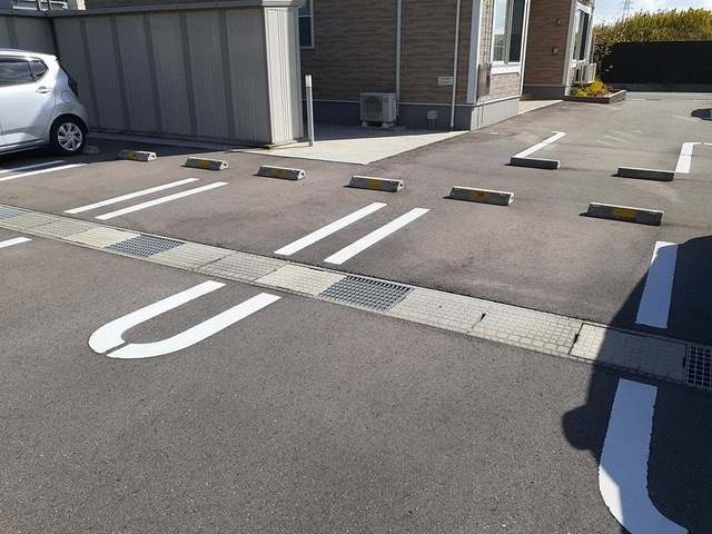 ヴィラージュ　アンジェリークⅢの駐車場|駐車場に車を止められます