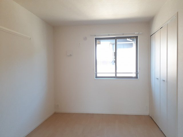 ヴィラージュ　アンジェリークⅢの内装|明るい色調の室内です