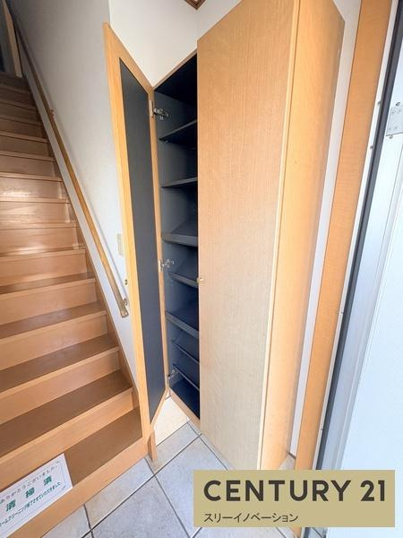 南恩加島6丁目店舗付き住宅の玄関|★シューズボックスもついてます！★