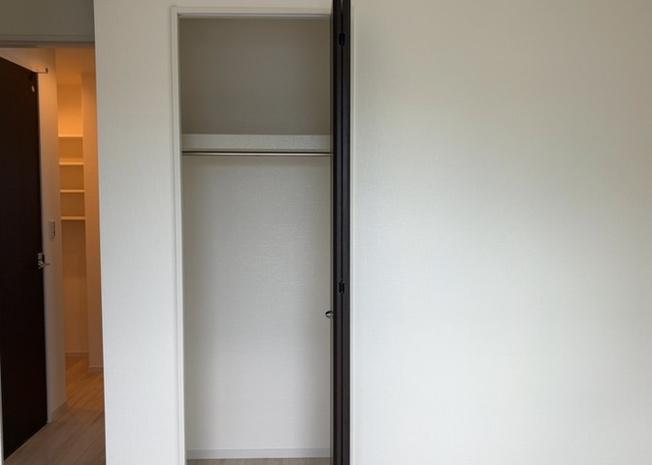 【収納】 | デザイン性を重視しすぎて収納が少なかった！なんてことにならないため、事前に現地で収納の数を確認しておくことをお勧めします。クローゼット以外にも床下収納や屋根裏収納、パントリーなどもチェックしましょう。