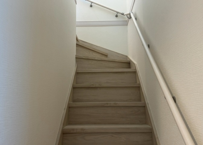 【内装】 | 建物の上下階の通路である階段は、その位置によって動線や室内の印象が大きく左右されます。手摺にも重要な役割があり、転倒の防止・歩行や動作を円滑にして日常生活を支えることを主な目的として設置されています。