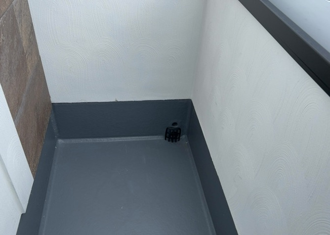 【バルコニー】 | バルコニーは、室外の専用スペースのうち、「屋根がなく開放された空間」であるものを指します。ベランダより広いタイプのものが多く、日当たりもよいため家庭菜園などを楽しみたい人にとって適した環境となります。