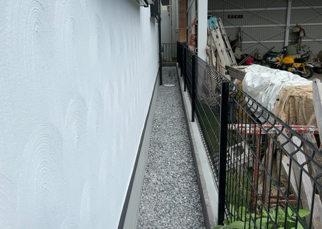 【庭】 | 庭があることでガーデニングや家庭菜園はもちろん、こどもの遊び場やペットを放して遊ぶことができます。また、家の周囲に余裕があるということです。隣地との間があれば、十分な日当たりと、風通しが確保できます。