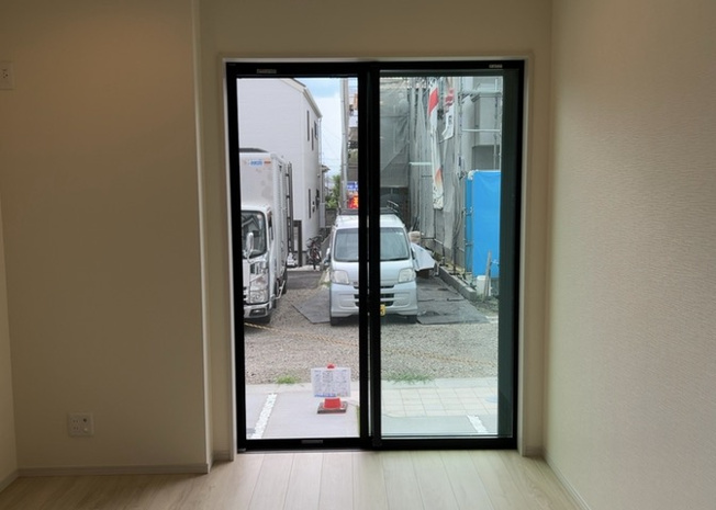 【内装】 | サッシとは、ガラス窓に使用される金属製の窓枠のことです。一般的に住宅建築では、金属製建具工事の段階で備え付けるもので、ガラス類や玄関、バスルームのスチール製のドアなどと同じタイミングで工事を行います。