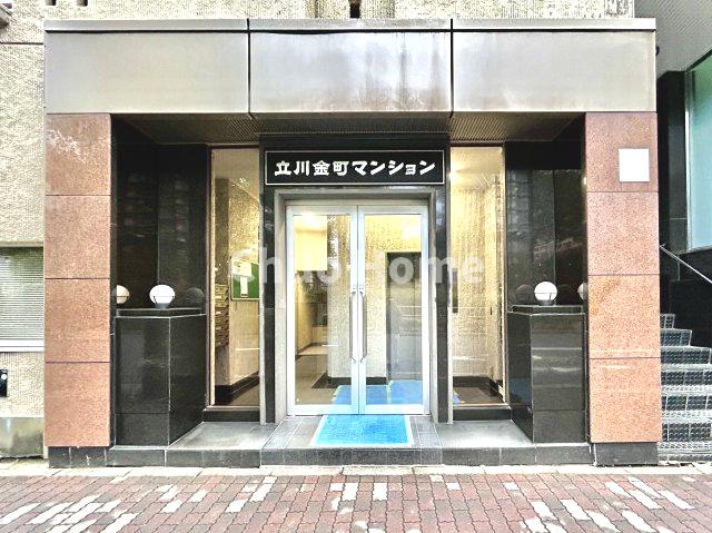 立川金町マンションのエントランス|【エントランス】マンションのエントランスは、その物件の印象を決める、顔とも言える場所です。毎日通る場所ですからきれいなのが一番です。
