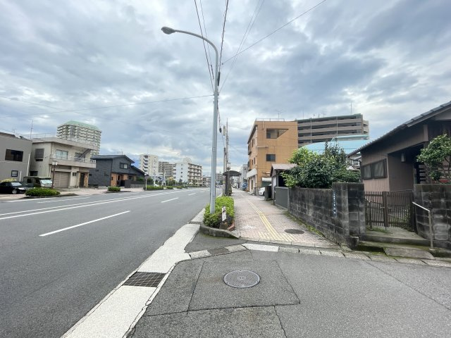 鹿児島県鹿児島市下荒田2丁目27-30の前面道路含む現地写真