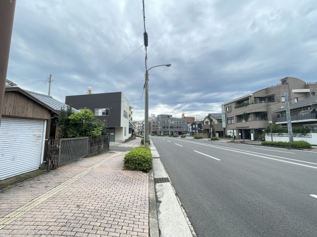 鹿児島県鹿児島市下荒田2丁目27-30の前面道路含む現地写真