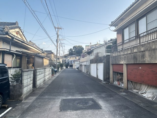 鹿児島県鹿児島市田上台1丁目32-13の前面道路含む現地写真