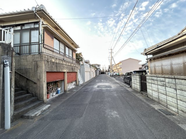 鹿児島県鹿児島市田上台1丁目32-13の前面道路含む現地写真