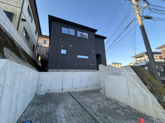 伊敷1の家　鹿児島県鹿児島市伊敷3丁目31-2の隣の外観|トイレは、独立洗面台付き♪1階のトイレはタンクレスタイプの為、継ぎ目が少なく汚れの溜まる場所が少ない