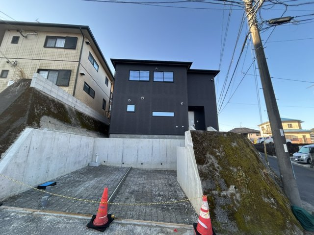 伊敷1の家　鹿児島県鹿児島市伊敷3丁目31-2の隣の外観|収納たっぷりでお部屋がスッキリ☆クローゼットがあり、物の整理整頓がしやすくなり日常生活がスムーズに。