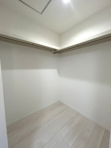 田上４の家　鹿児島県鹿児島市田上６丁目16-14の収納|ウォークインクローゼット。服だけでなく帽子やバッグ、アクセサリーも一緒に置いておけます♪