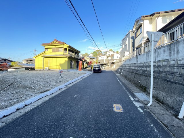 鹿児島県鹿児島市明和2丁目34-1の前面道路含む現地写真