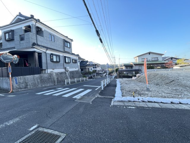 鹿児島県鹿児島市明和2丁目34-1の前面道路含む現地写真